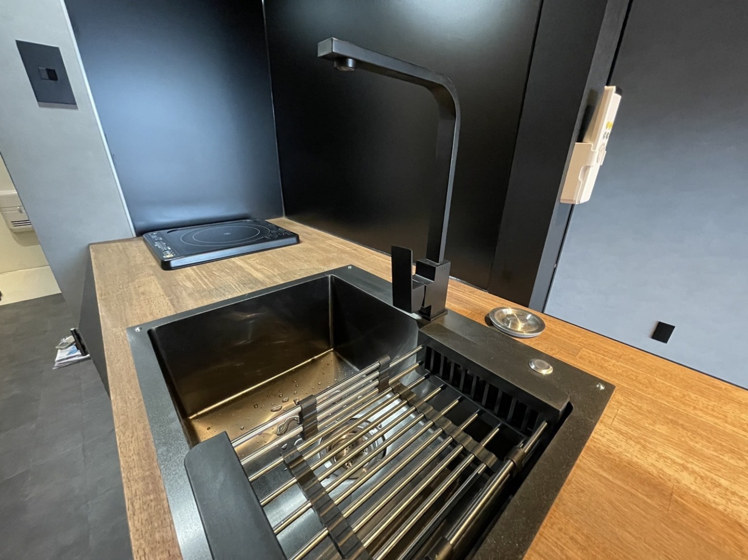 Deep black sink and drying rack